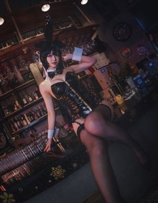 含着她两个硕大的乳峰视频
